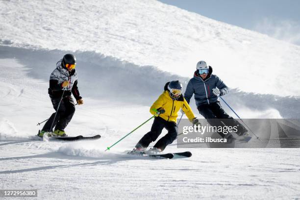 gente esquiando en la estación de esquí de los alpes, alpe di mera, piamonte, italia - powder snow fotografías e imágenes de stock