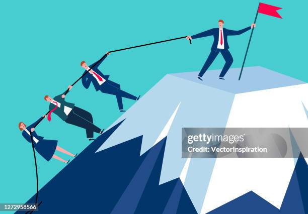 ilustraciones, imágenes clip art, dibujos animados e iconos de stock de los empresarios suben a la cima de la montaña, el líder ayuda al equipo a subir el acantilado para alcanzar la meta, el concepto de negocio de liderazgo y trabajo en equipo - liderar