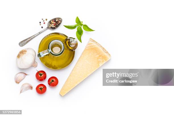 ingredientes italianos aislados sobre fondo blanco - parmesan fotografías e imágenes de stock