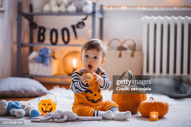 bebé jugando en el suelo - baby halloween fotografías e imágenes de stock