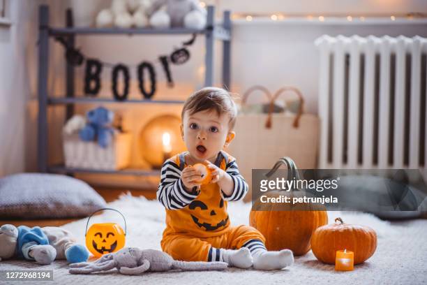 bambino che gioca a terra - halloween foto e immagini stock