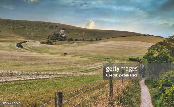 panoramic fields - long man of wilmington - wilmington - east sussex imagens e fotografias de stock