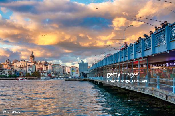 gatala-brücke in istanbul, türkei - galata tower stock-fotos und bilder