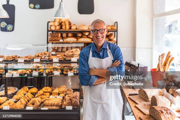 nichts lädt kunden wie ein freundliches lächeln in ihren laden ein - bakery shop stock-fotos und bilder