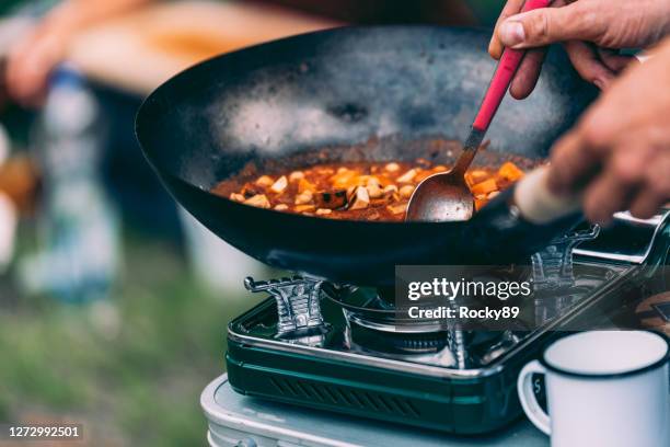 koken in beweging – van life diaries - camping stove stockfoto's en -beelden