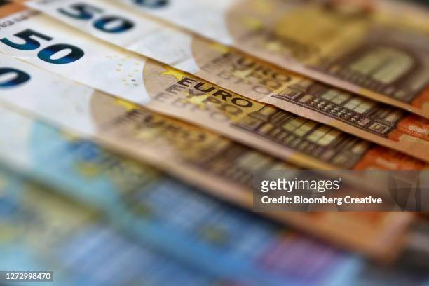 euro banknotes - inflation euro stockfoto's en -beelden