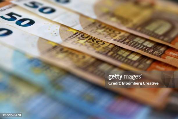 euro banknotes - euros imagens e fotografias de stock