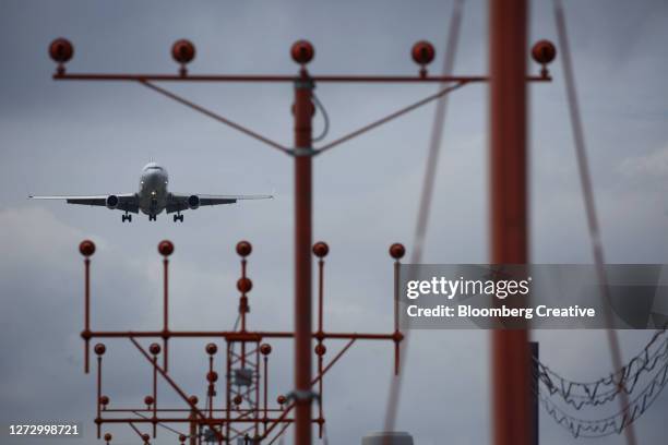 cargo aircraft - kentucky fotografías e imágenes de stock