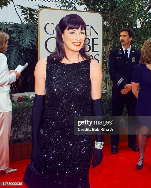 Anjelica Huston arrives at the 55th Annual Golden Globes Awards Show, January 18, 1998 in Beverly Hills, California.