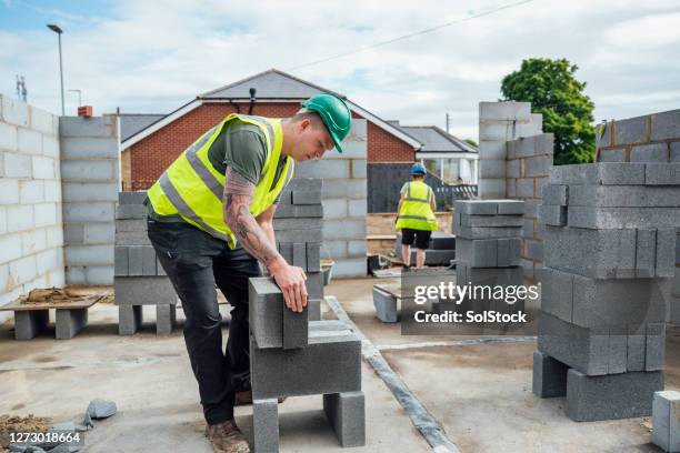 heavy lifting on site - builder apprenticeship stock pictures, royalty-free photos & images