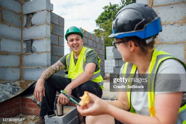 break time catch up - female bricklayer stock pictures, royalty-free photos & images
