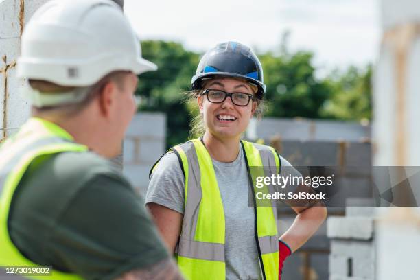 good vibes on site - female bricklayer stock pictures, royalty-free photos & images