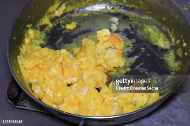 scrambled eggs cooking in a skillet - ovo mexido imagens e fotografias de stock