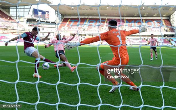 David McGoldrick of Sheffield United scores his team's first goal during the Carabao Cup second round match between Burnley and Sheffield United at...