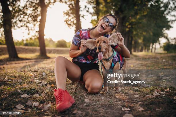 frau mit ihrem cocker spaniel hund im freien - identische kleidung stock-fotos und bilder