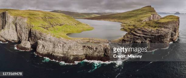 îles féroé sorvagsvatn lake panorama aérien vagar island - îles féroé photos et images de collection
