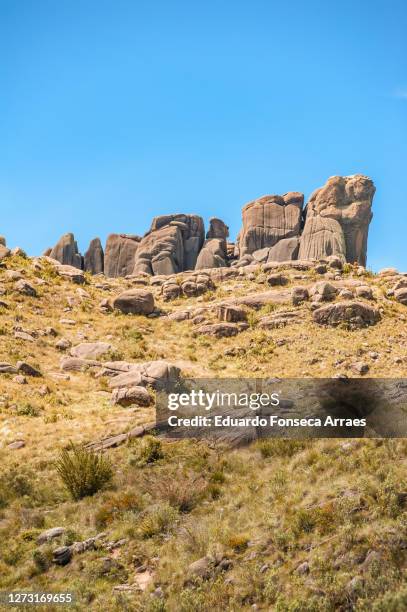 rock formation of the pico das prateleiras and grass vegetation on top of the mountains of the itatiaia national park (parque nacional do itatiaia) - prateleiras stock pictures, royalty-free photos & images