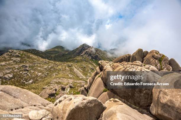 rock formation of the pico das prateleiras (shelves peak) on top of the mountains of the itatiaia national park (parque nacional do itatiaia) - prateleiras stock pictures, royalty-free photos & images