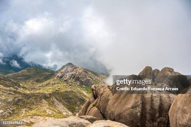 rock formation of the pico das prateleiras (shelves peak) on top of the mountains of the itatiaia national park (parque nacional do itatiaia) - prateleiras stockfoto's en -beelden