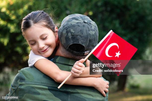 soldado turco y su hija - bandera turca fotografías e imágenes de stock