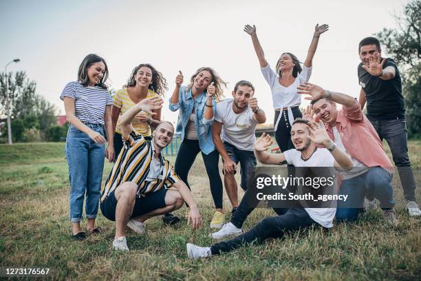 groepsfoto van vrolijke vrijwilligers in de buitenlucht - teambuilding stockfoto's en -beelden