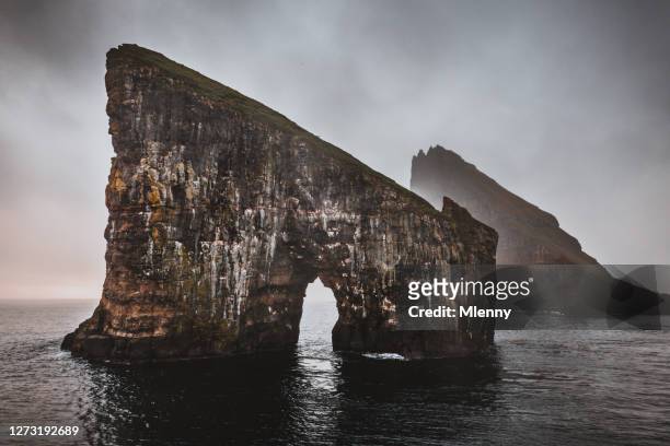 iles féroé drangarnir rocks vagar island - îles féroé photos et images de collection