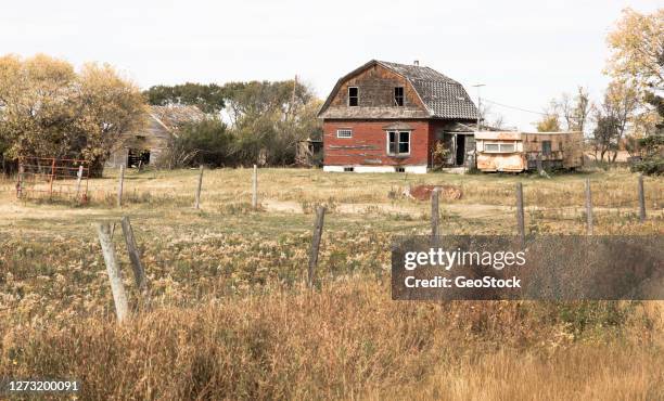 weather-beaten farmhouse and trailer home - trailer trash stock pictures, royalty-free photos & images