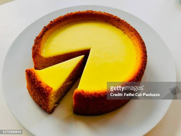 close-up of a lemon cake - zitronentorte stock-fotos und bilder