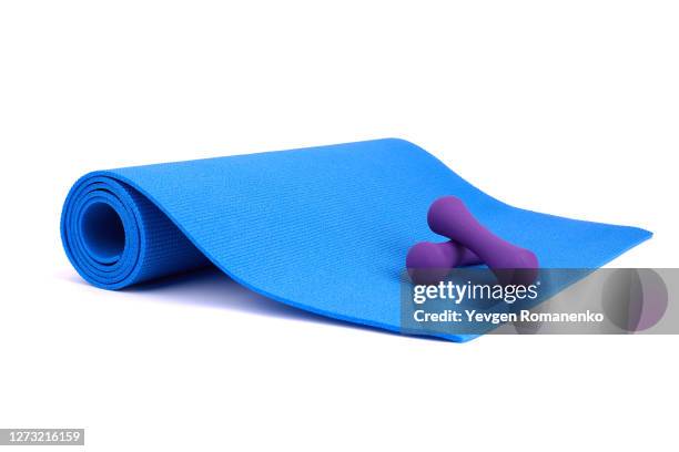 yoga mat and dumbbells isolated on white background - mat stockfoto's en -beelden