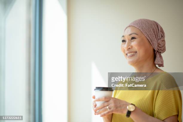 mujer con cáncer en la vida diaria - sistema inmunocomprometido fotografías e imágenes de stock