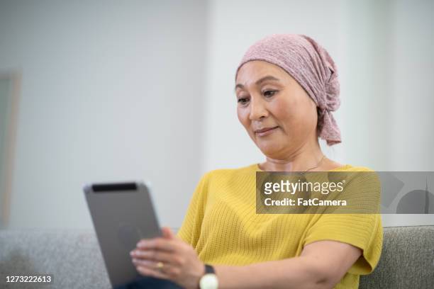 mujer con cáncer en la vida diaria - sistema inmunocomprometido fotografías e imágenes de stock