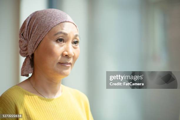frau mit krebs alltag - immundefekt stock-fotos und bilder