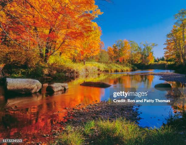 new england autumn countryside with reflections in the wells river vermont - outubro imagens e fotografias de stock