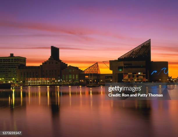 stadsgezicht met wolkenkrabbers van de horizon maryland van baltimore - nationaal monument stockfoto's en -beelden