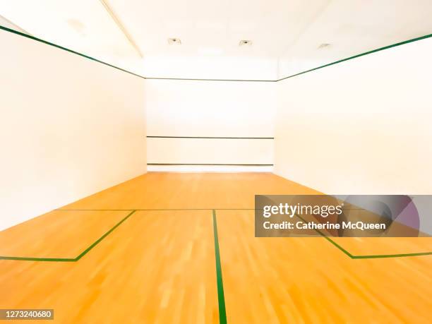 empty regulation size squash athletic court - squash racquet fotografías e imágenes de stock