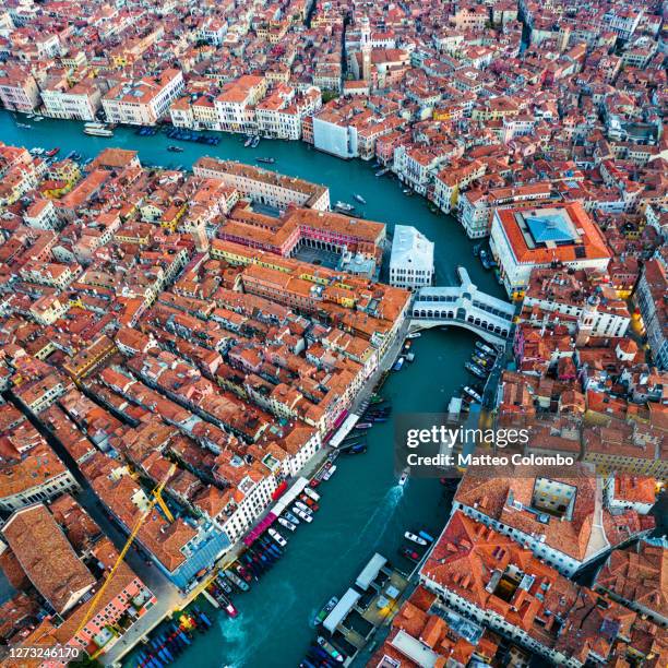 aerial view of rialto bridge at sunrise, venice, italy - rialto bridge stock-fotos und bilder