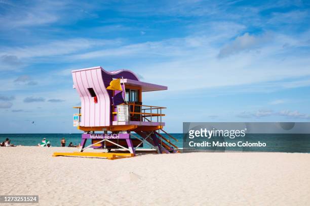 iconic lifeguard cabin on south beach, miami, usa - lifeguard tower fotografías e imágenes de stock