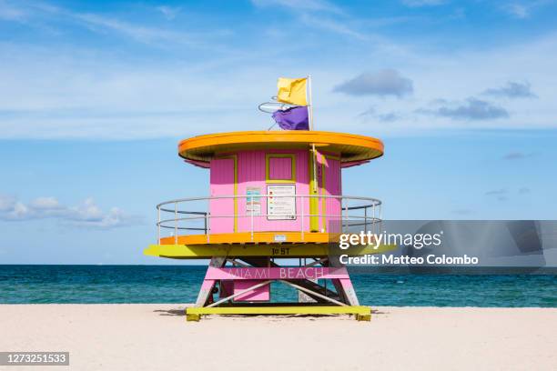 pink lifeguard cabin on south beach, miami, usa - lifeguard tower fotografías e imágenes de stock