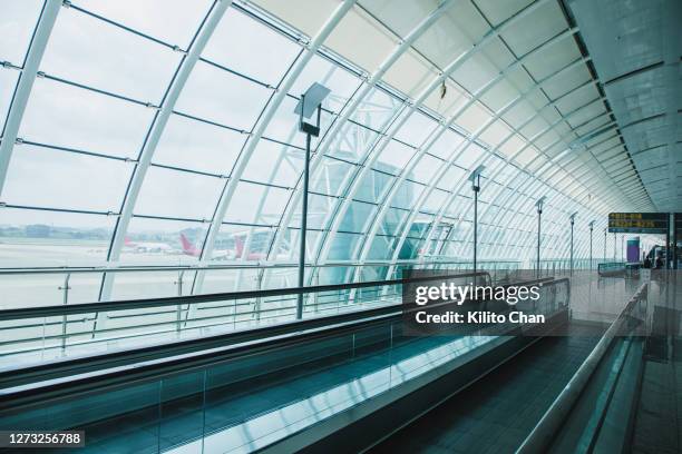 airport terminal moving walkway without people - travolator stock pictures, royalty-free photos & images