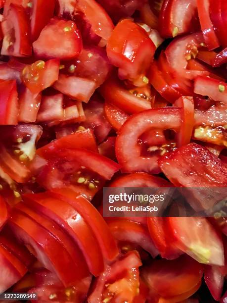 coarsely chopped tomatoes - tomatensap stockfoto's en -beelden