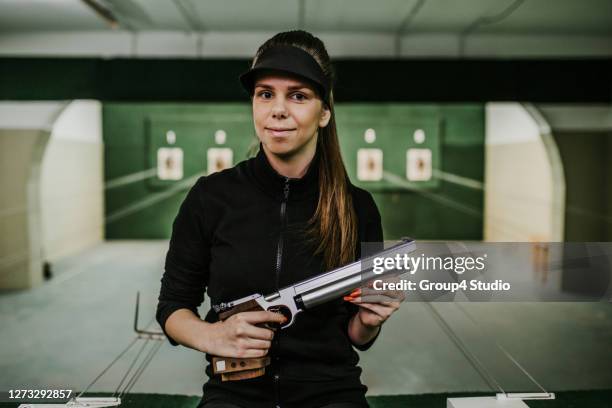 schietbaan - pistool handwapen stockfoto's en -beelden