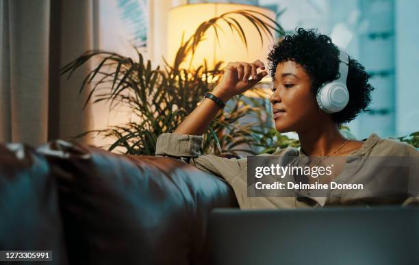 verveeld? technologie kan daar voor zorgen - headphones woman stockfoto's en -beelden