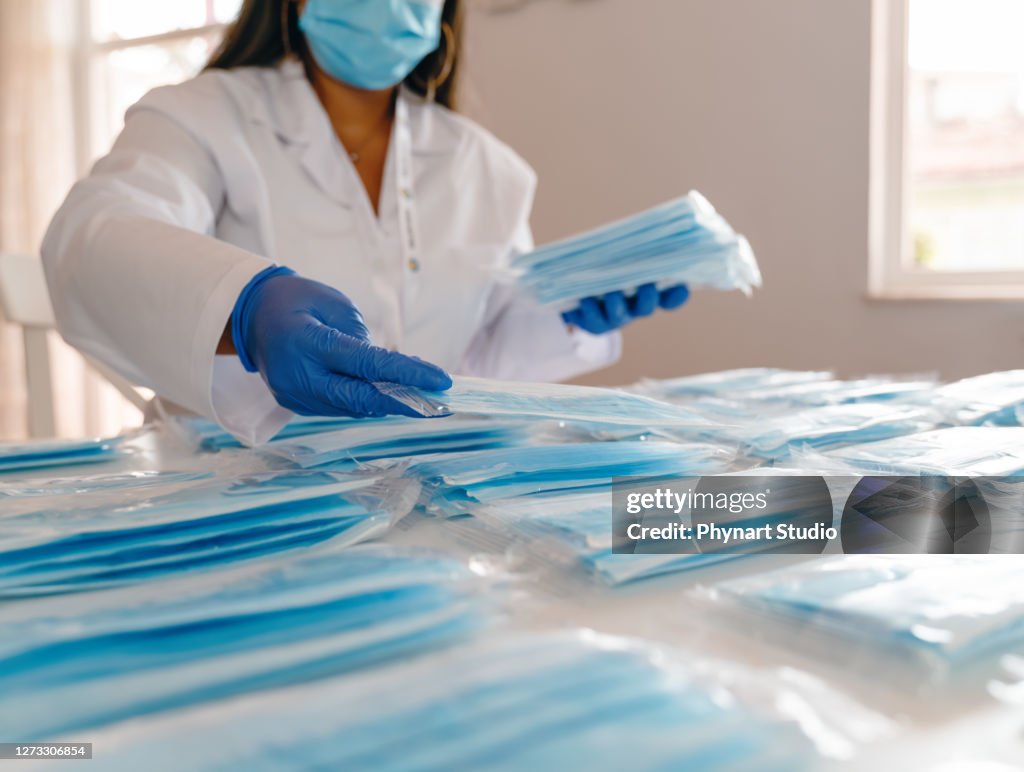 With the global spread of novel coronavirus pneumatia, medical mask production workers are organizing masks to prepare for the epidemic.COVID-19 outbreak