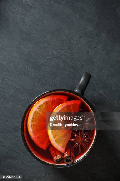 blick von der spitze auf ein glas glühwein - punsch tasse stock-fotos und bilder