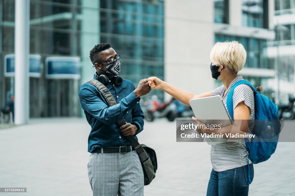 Amigos haciendo golpe de puño