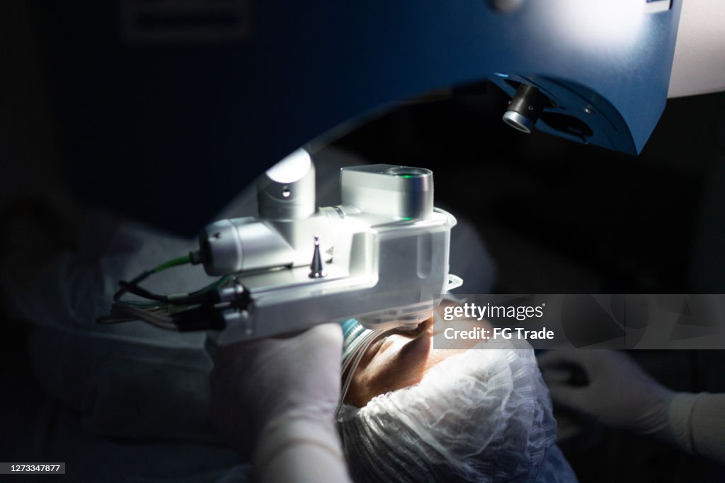 Paziente in un intervento chirurgico agli occhi