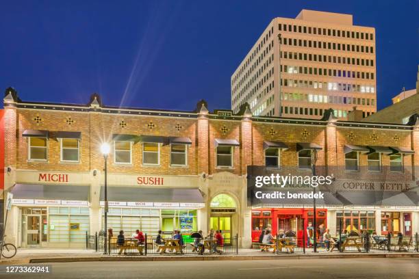 人們坐在加拿大雷吉娜薩斯喀徹溫省市中心的餐廳天井上。 - regina saskatchewan 個照片及圖片檔