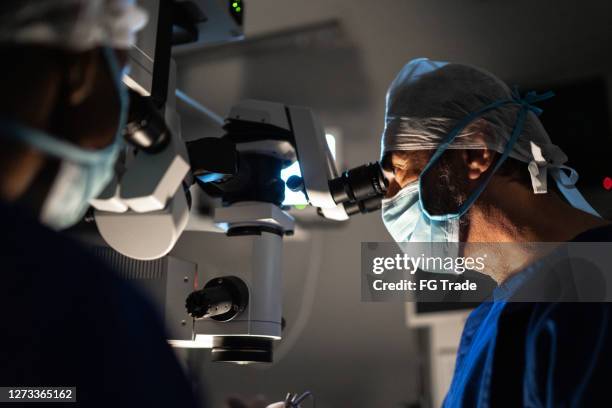 doctors doing an exam or surgery - optometria imagens e fotografias de stock