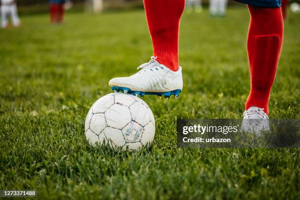 voeten van voetbalvoetbalspeler die zich met de bal bevindt - aftrappen stockfoto's en -beelden