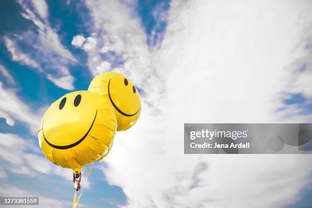 happy face, happiness, smiley face balloons - balloons in sky stock pictures, royalty-free photos & images